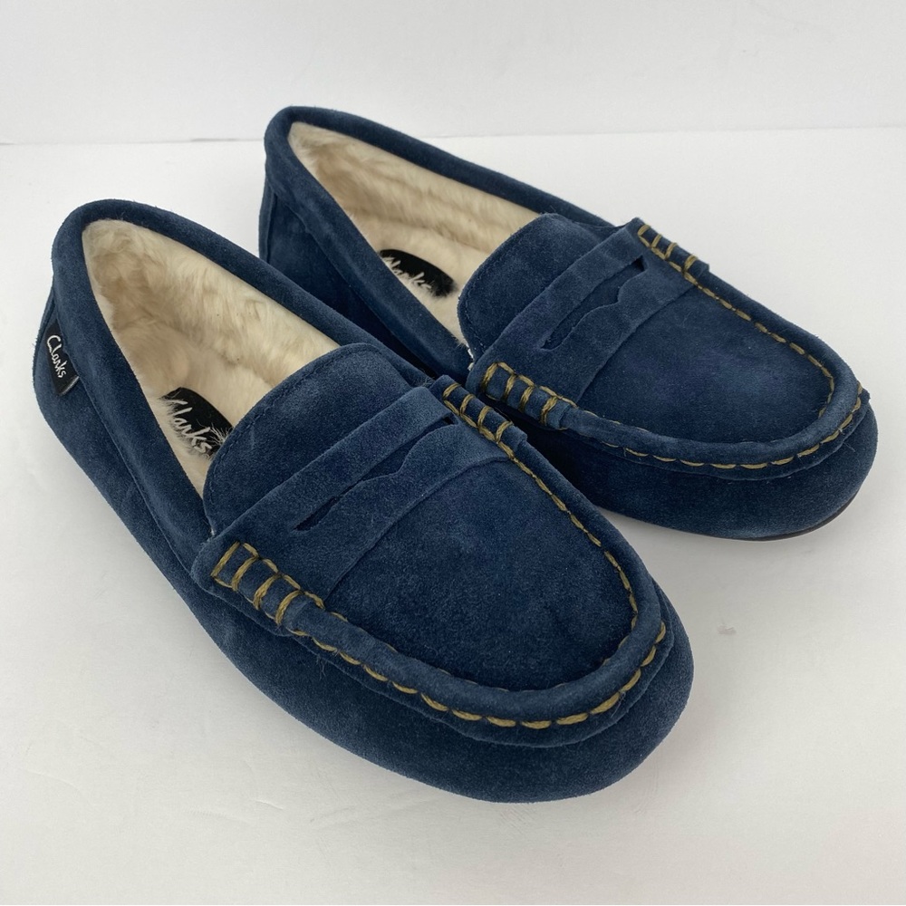 Clarks size 6 Women’s Navy Blue Suede Faux Fur Lined Moccasin Slippers
